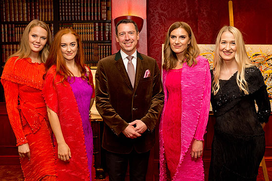 Wolfgang Putz, Direktor Hotel Goldener Hirsch, Direktor, mit Modells, Cocktailempfang Knauf Jewels "Haute Couture" Schmuck, Hotel Bristol, Salzburg, (c) wildbild